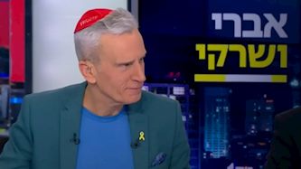 אברי גלעד עם כיפת טראמפ שקיבל מהוריו של עומר נאוטרה ז"ל, צילום: מתוך "אברי ושרקי", ערוץ 12